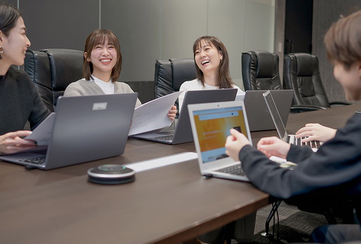 リアルエステートの女性社員によるMTG風景の写真