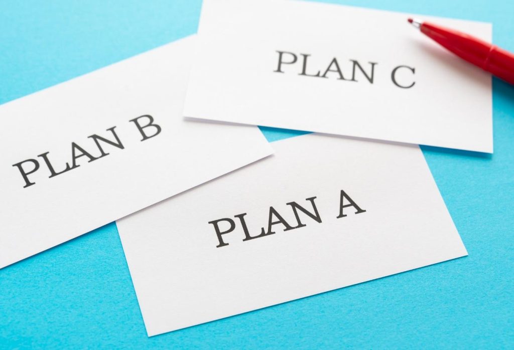それぞれ「PLAN A」「PLAN B」「PLAN C」と書かれた3枚のカードと赤いペン