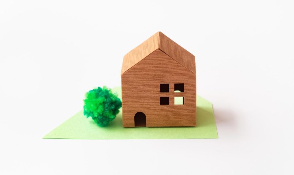 色画用紙でできた庭付き一戸建て