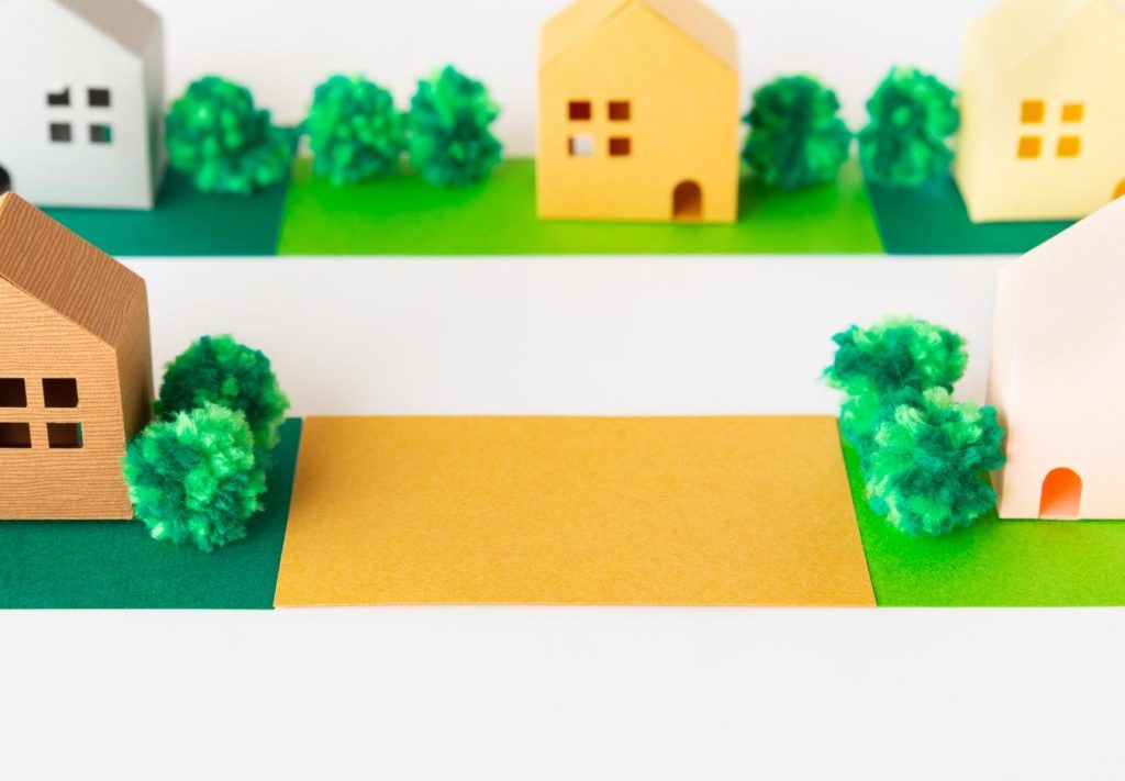 色画用紙でできた住宅街のなかにある建物のない土地