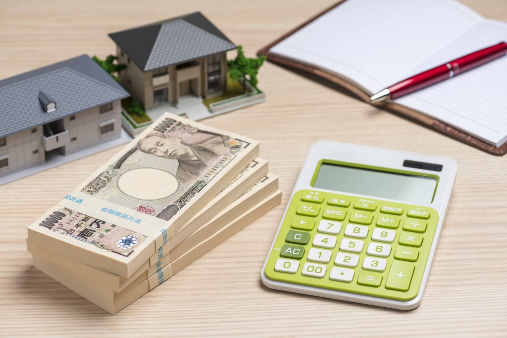 札束(お金)と住宅模型