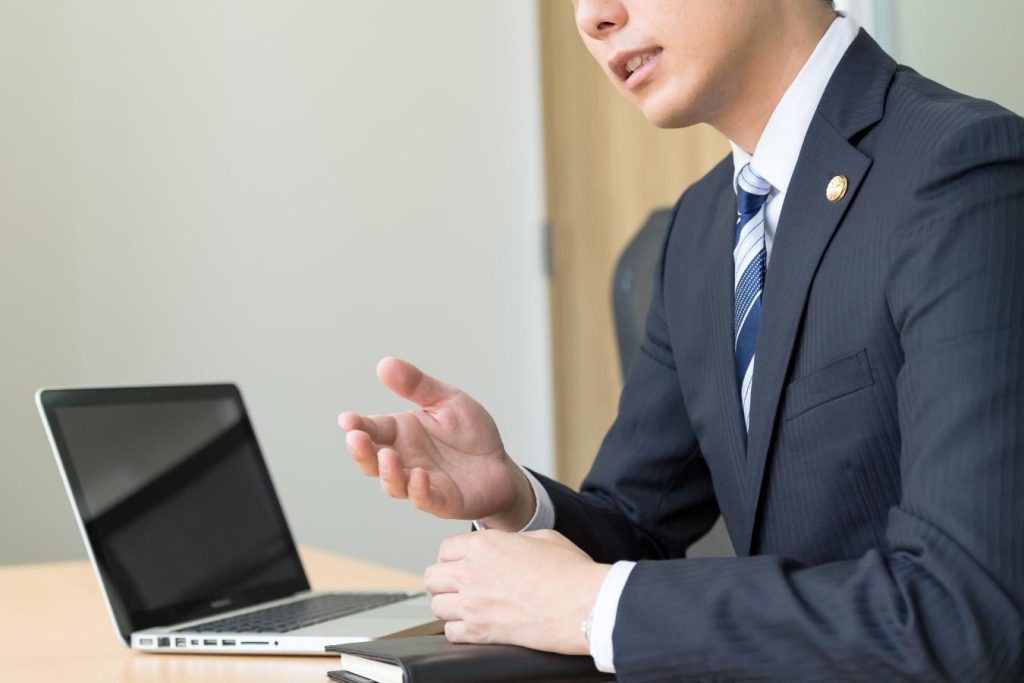 弁護士が話す様子