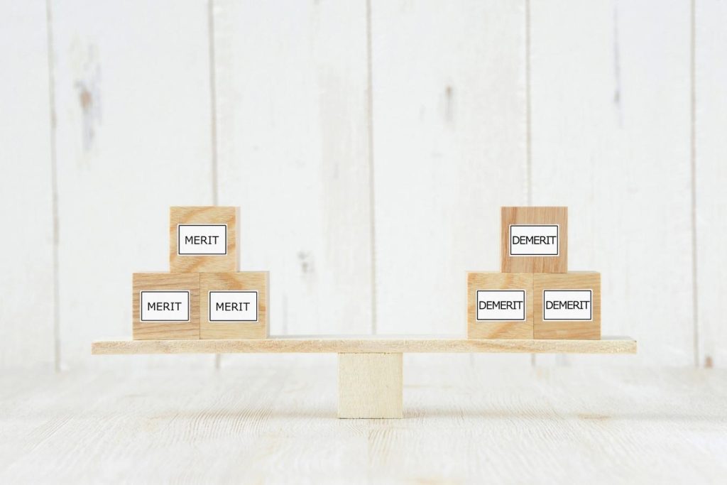 「MERIT」「DEMERIT」と書かれたいくつかの木のブロック
