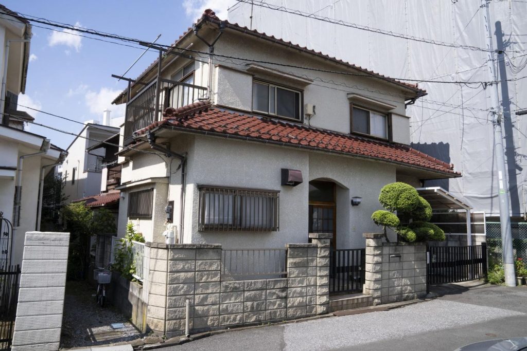 住宅街の中にある古い一戸建て