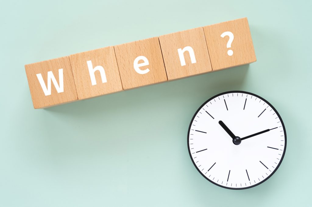When?と書かれたブロックと時計