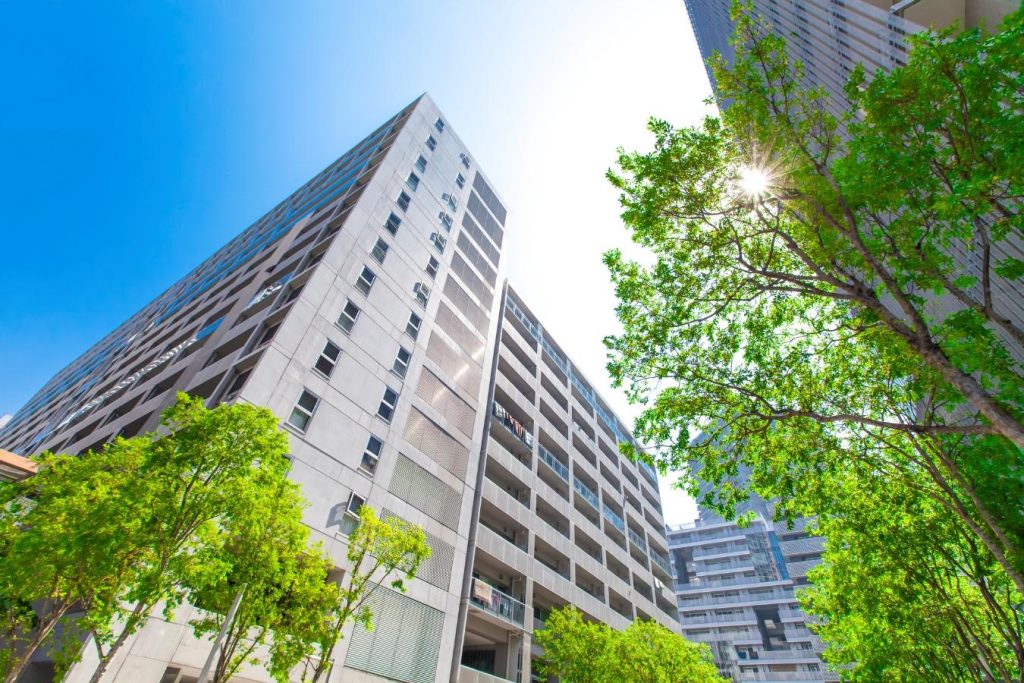 緑が多い敷地に建つ分譲マンション群