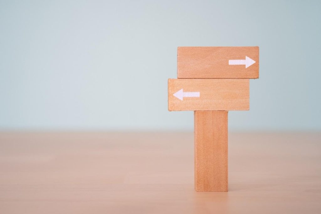 分かれ道の標識を模した、右・左それぞれの方向を示す矢印マークのついた積み木