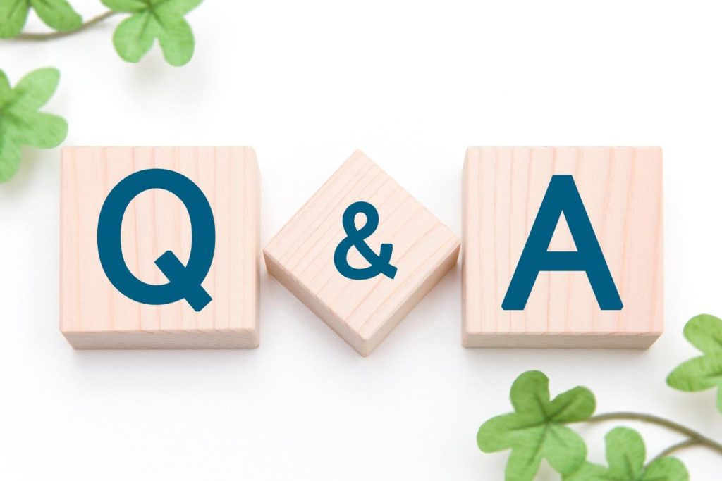 「Q&A」と書かれた木のブロック