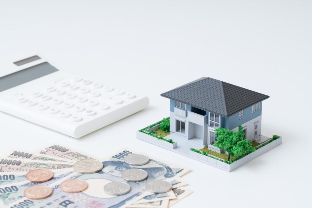 家の模型とお金、電卓