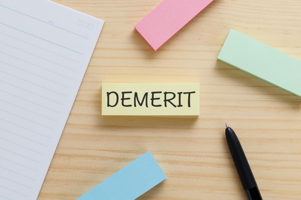 「DEMERIT」と書かれた付せん