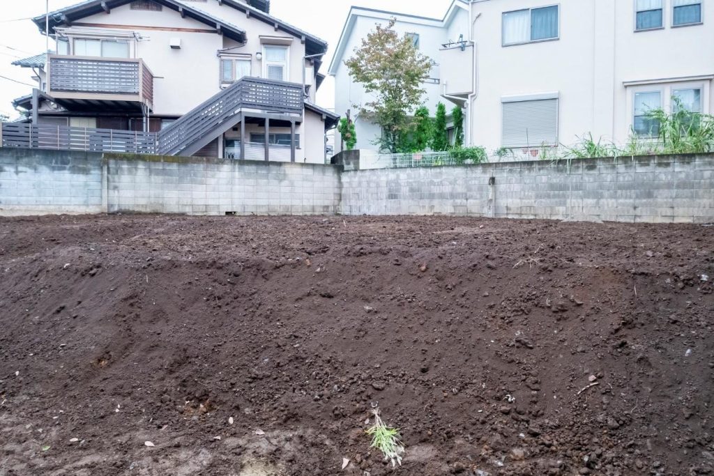 住宅地にある土がむき出しの更地