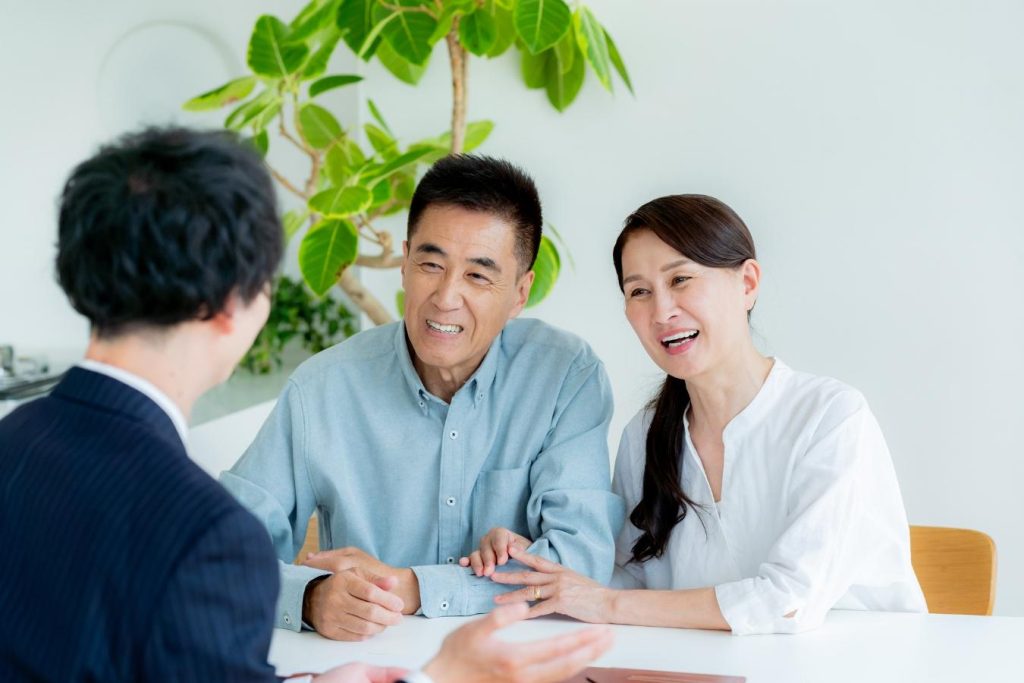 営業担当者に相談する夫婦