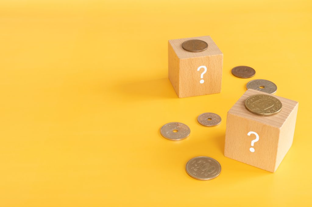 はてなマークの積み木とお金