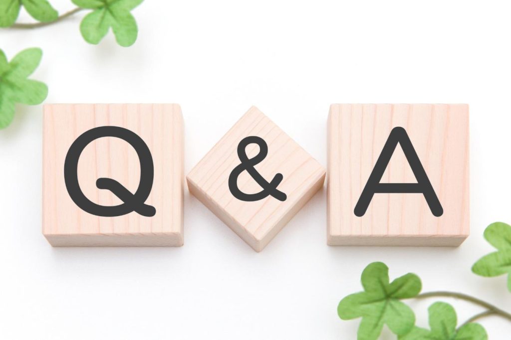 「Q&A」と書かれた木のブロック