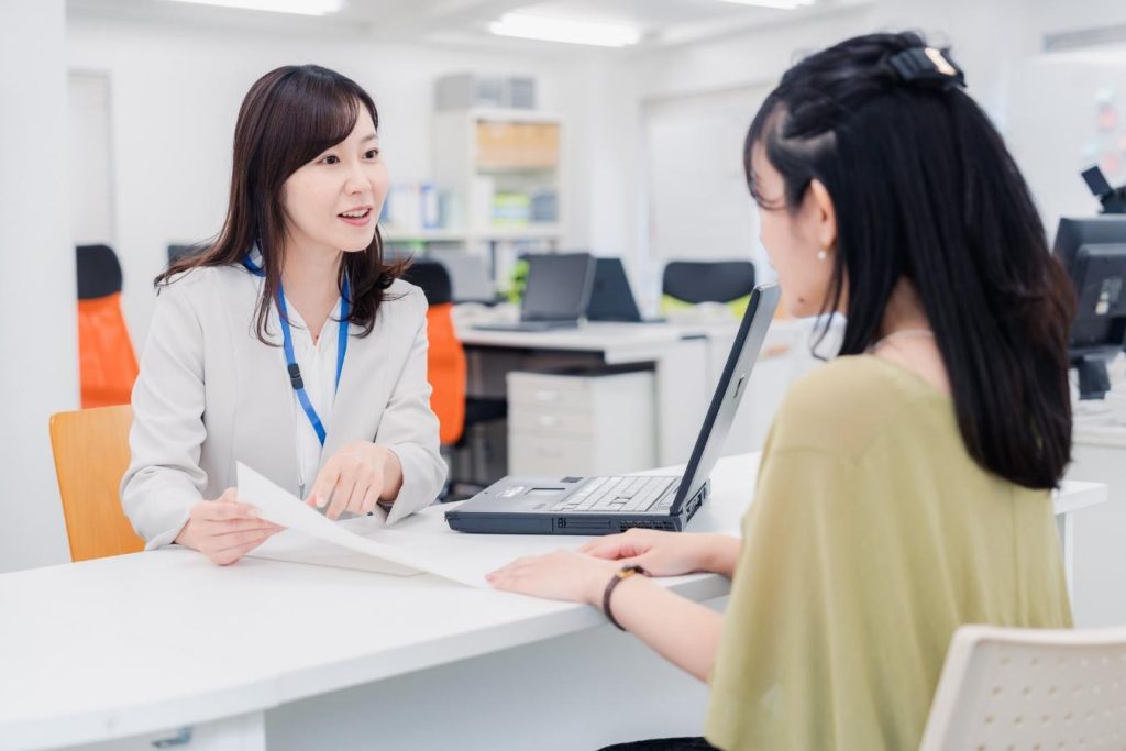 窓口で相談する女性