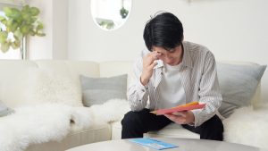 書類を確認して困る男性