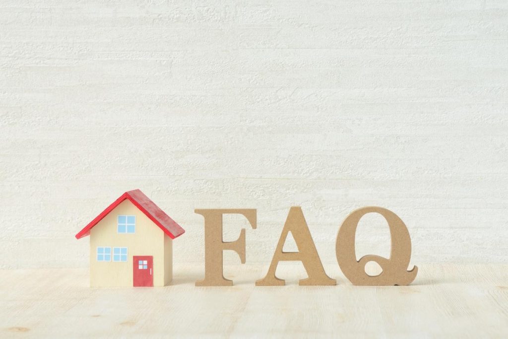 家の模型と「FAQ」という形の木のブロック