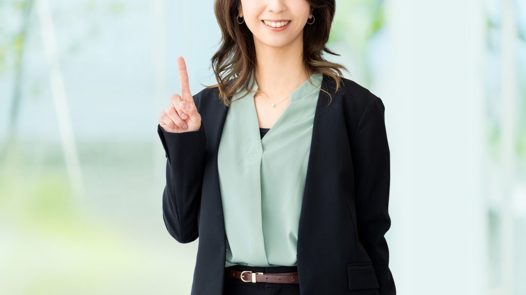 人差し指を立てる女性