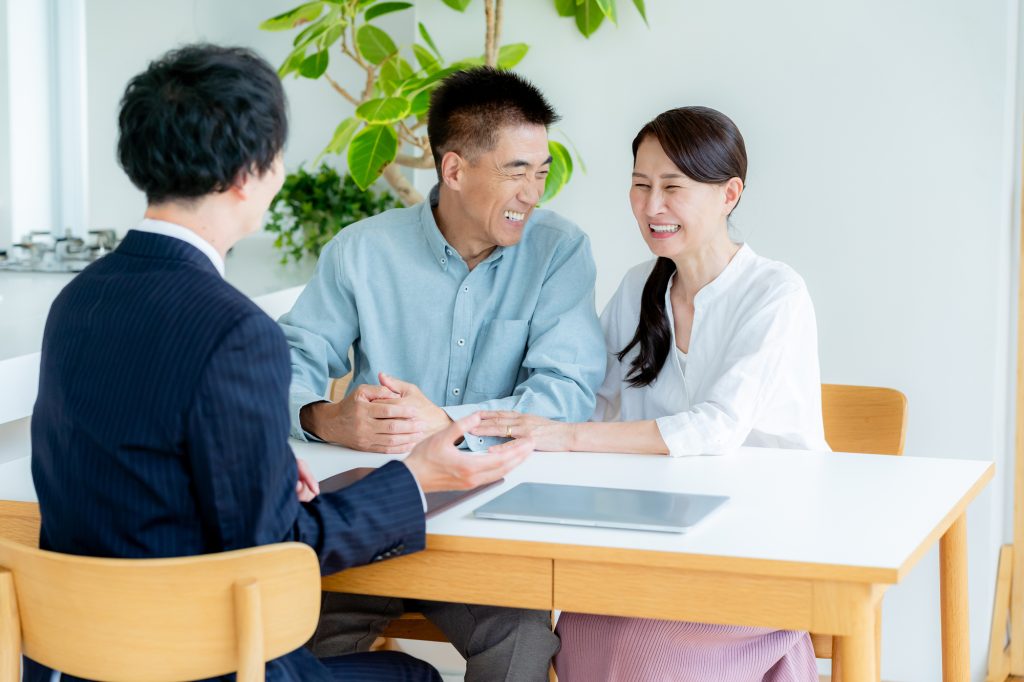 担当者と笑顔で対話する夫婦
