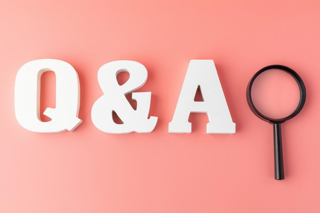 「Q&A」と並んだアルファベット型のブロックと虫眼鏡