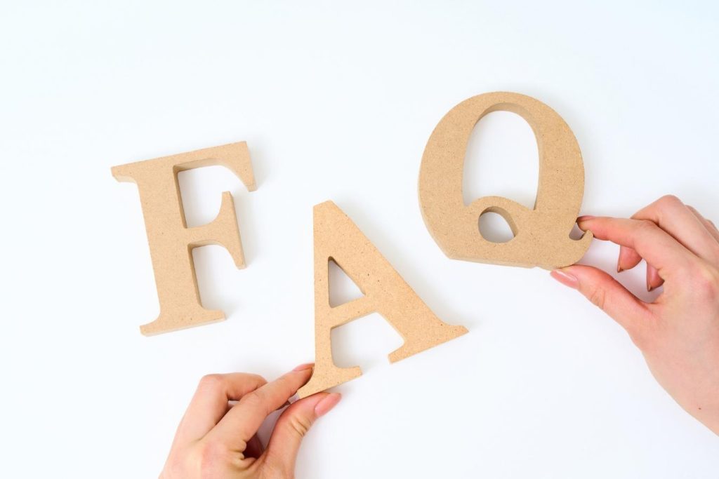 「FAQ」と並べられたアルファベットの形の木製ブロック