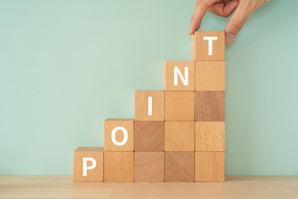 階段状に積み上げた「POINT」と書かれた木のブロック
