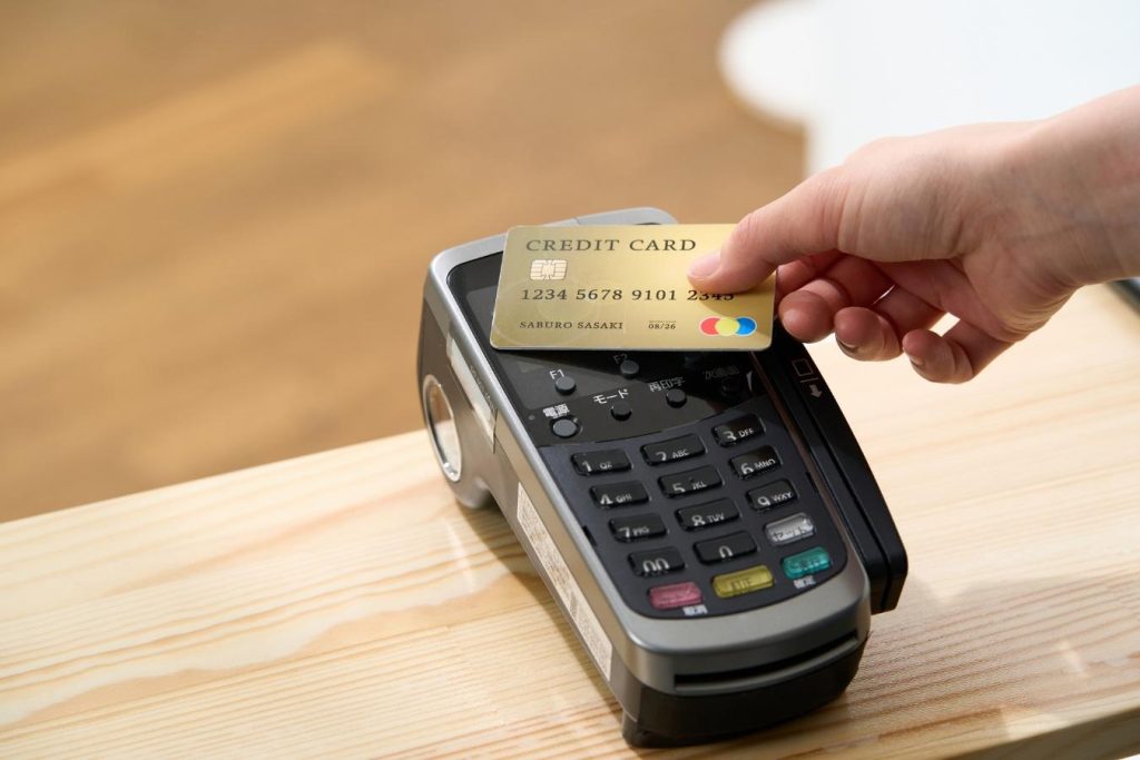 クレジットカードで決済する様子