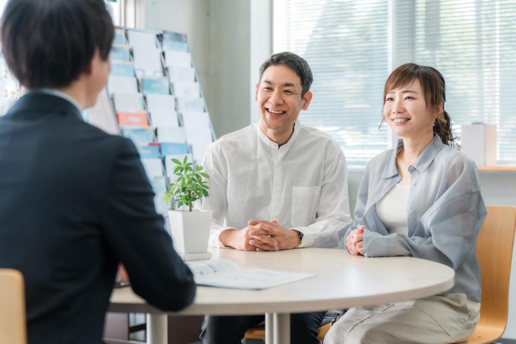 営業担当者と打ち合わせをする夫婦