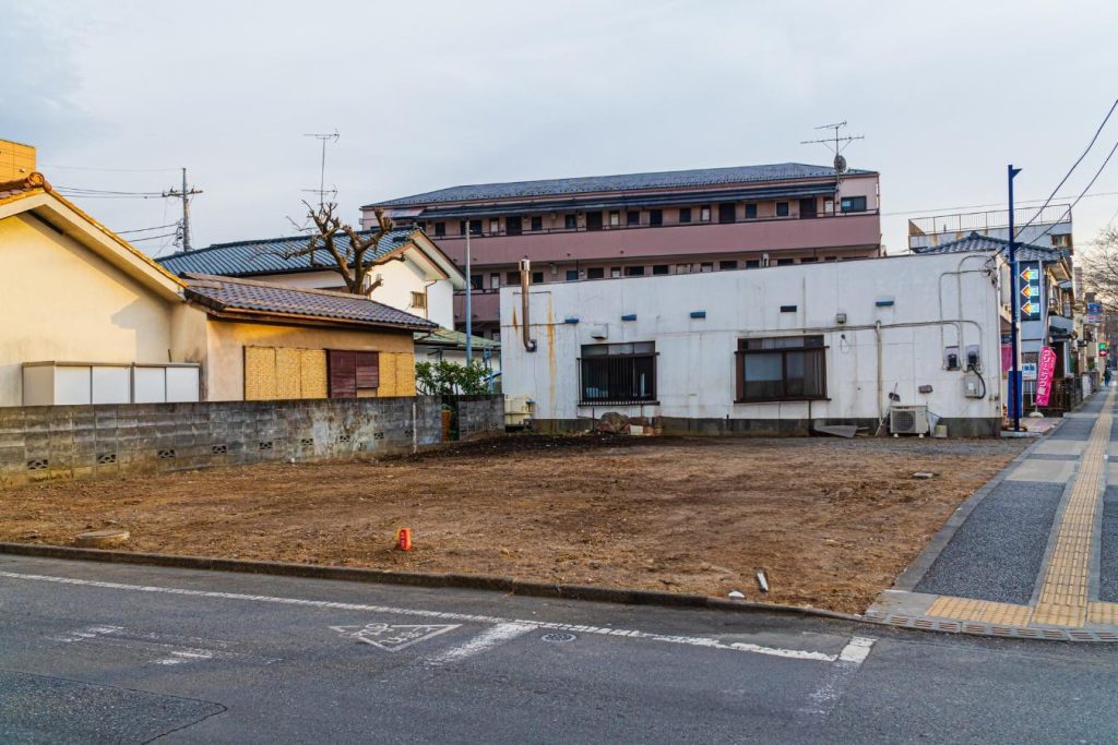 住宅街にある角地の更地