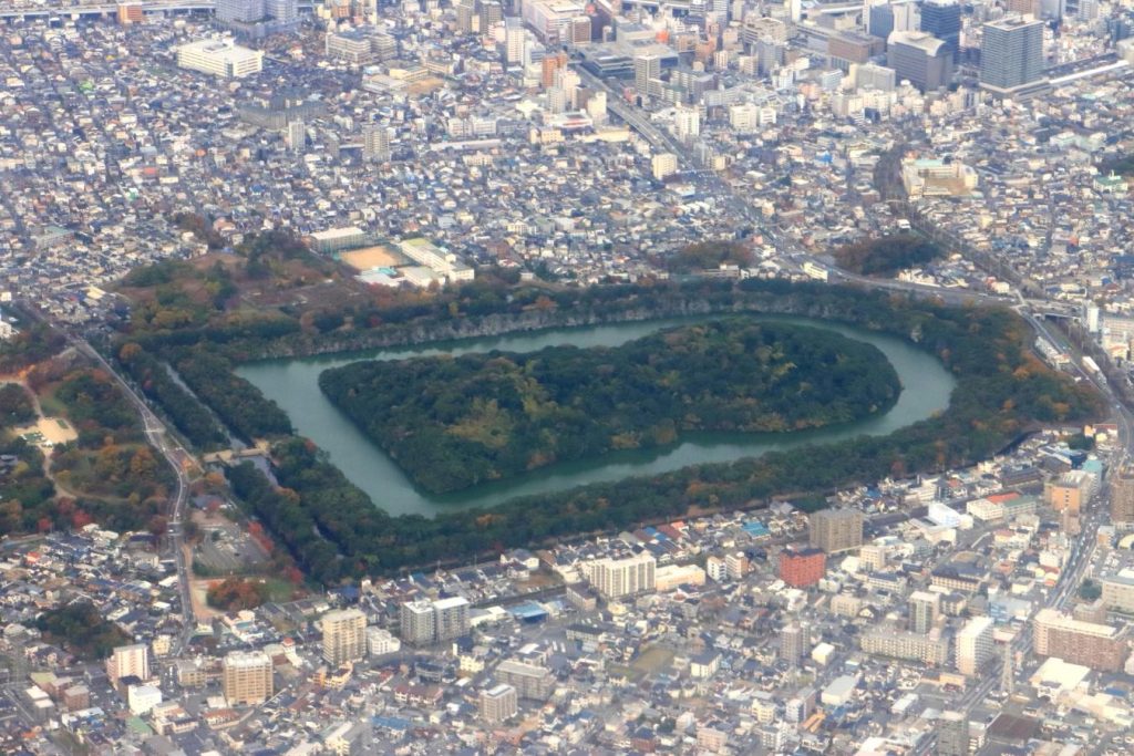 上空から見た仁徳天皇陵古墳。