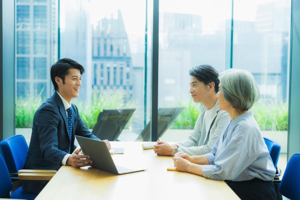 営業担当者と打ち合わせをする夫婦。