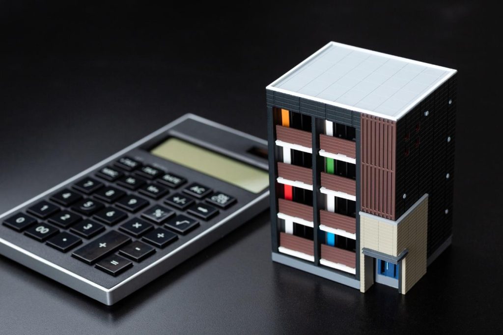 マンションの模型と電卓。