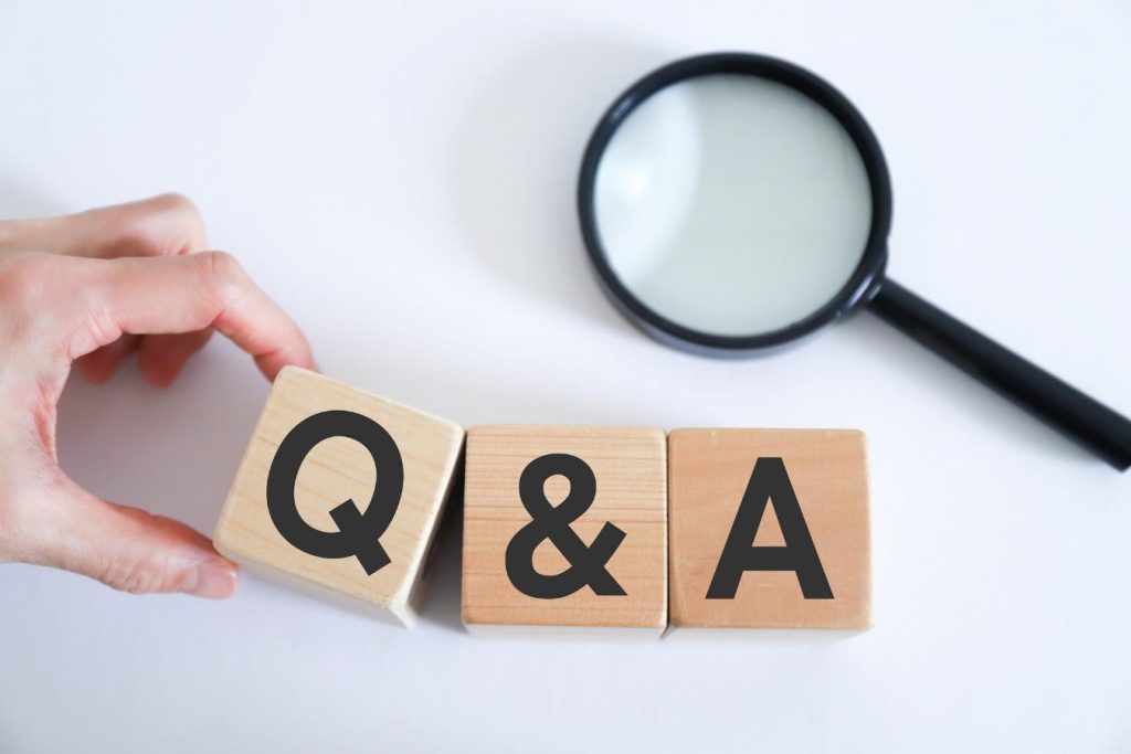 「Q&A」と書かれた木のブロックと虫眼鏡