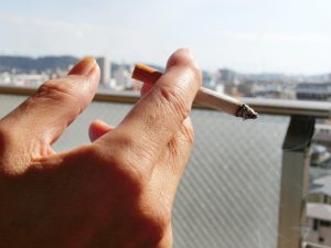 タバコを持つ男性の手