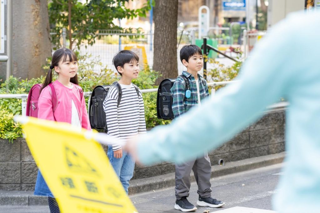 小学生の登下校を見守る様子