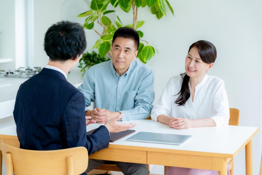 営業担当者に相談する夫婦。