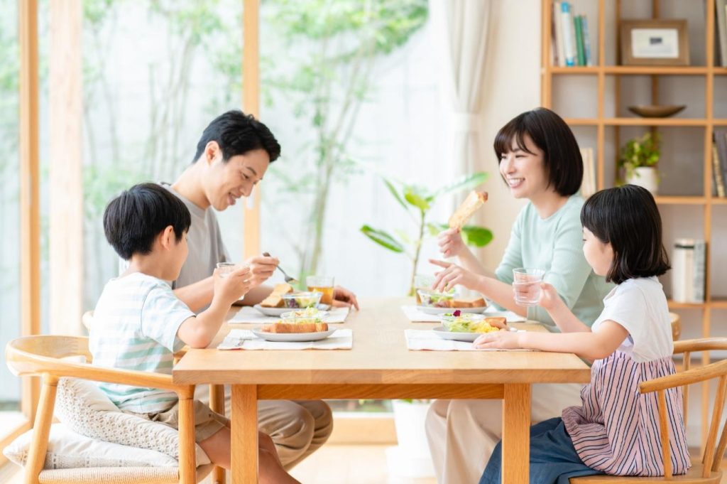 ▼Altテキスト
夫婦と子ども2人の4人家族が食卓を囲む様子