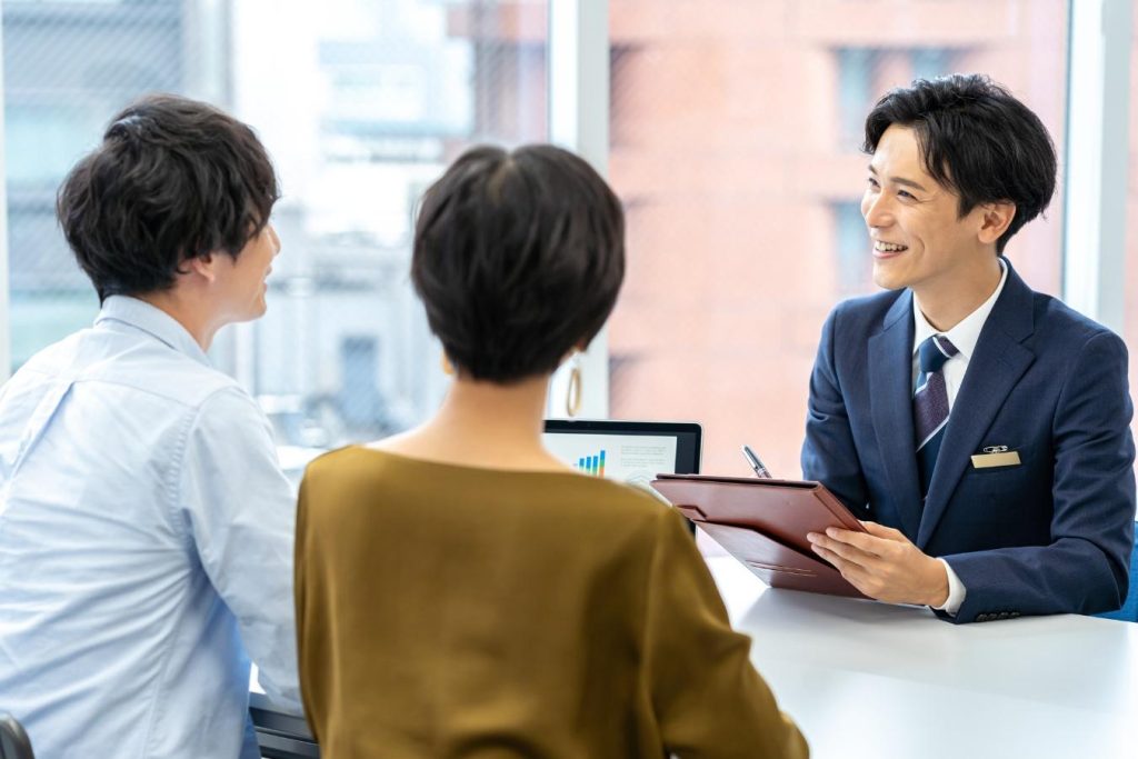 ショールームで打ち合わせをする夫婦
