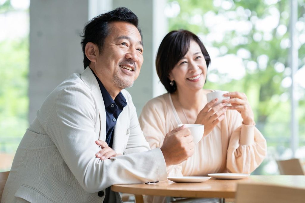 笑顔を浮かべるミドル夫婦。