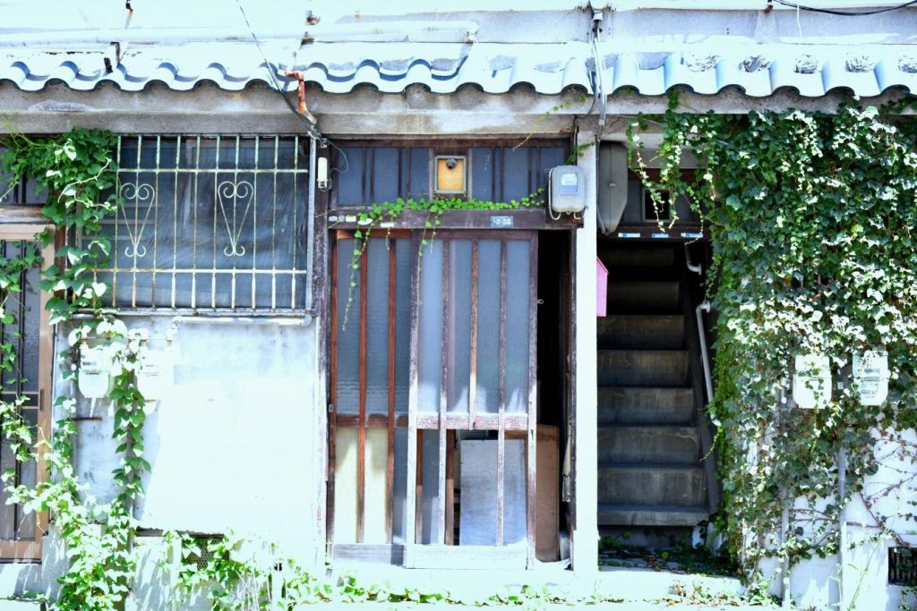 ツタが絡まった古い家の玄関