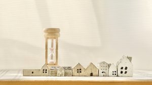 砂時計と家のオブジェが並べられた住宅街をイメージしたインテリア