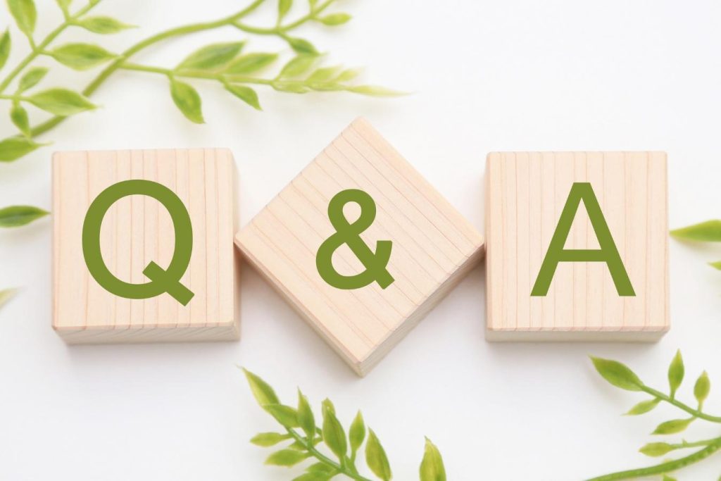 「Q&A」と書かれた木のブロック