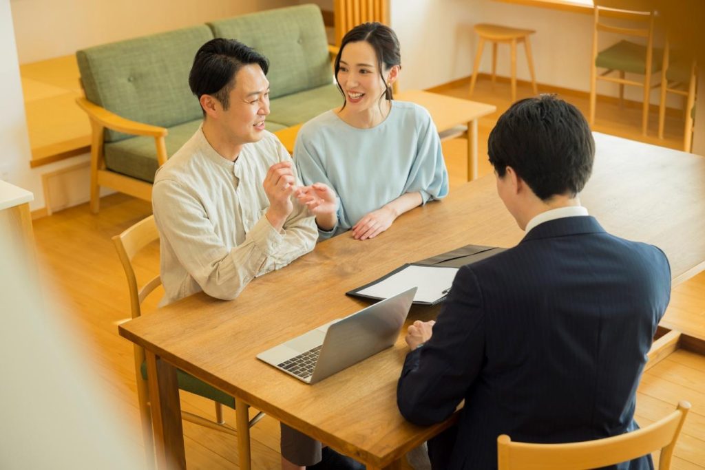 打ち合わせ中に笑顔を浮かべるミドル夫婦。