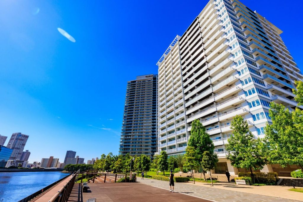 川沿いに建つ都心のマンション