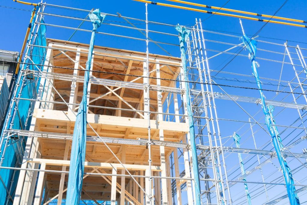 足場を組んで、木造住宅を建てる様子