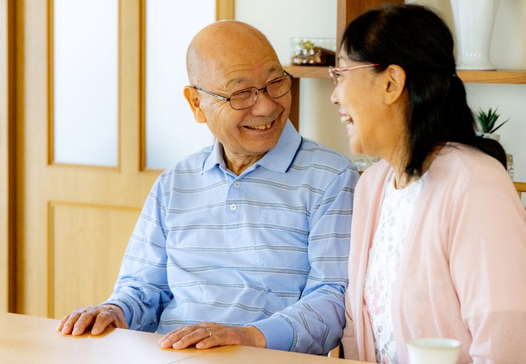 自宅のリビングでくつろぐシニア夫婦