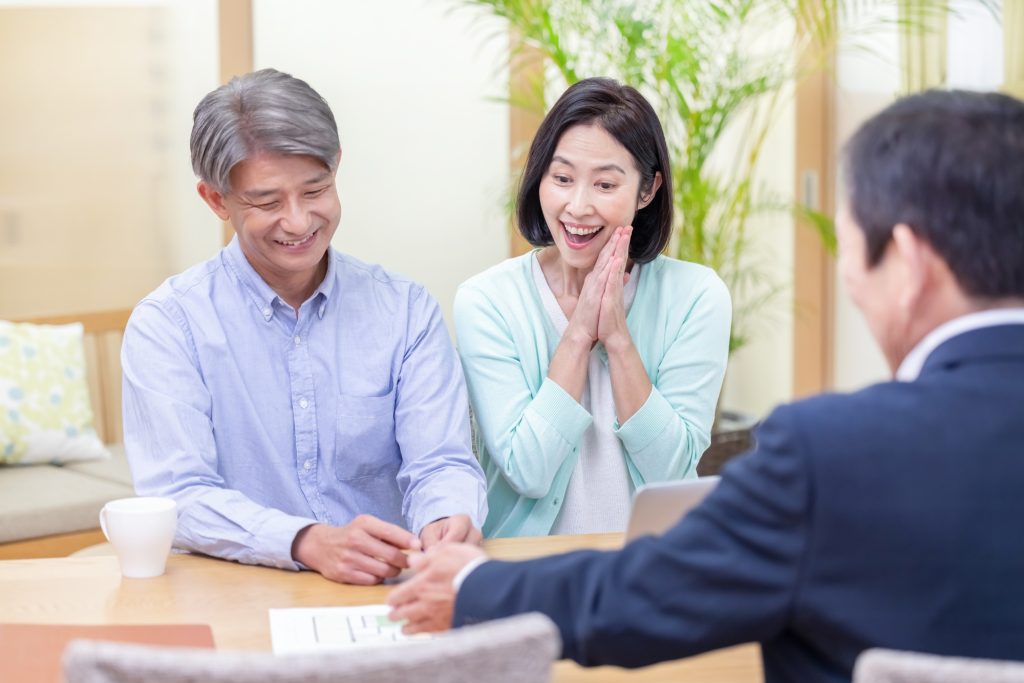 不動産会社の担当者に相談する夫婦