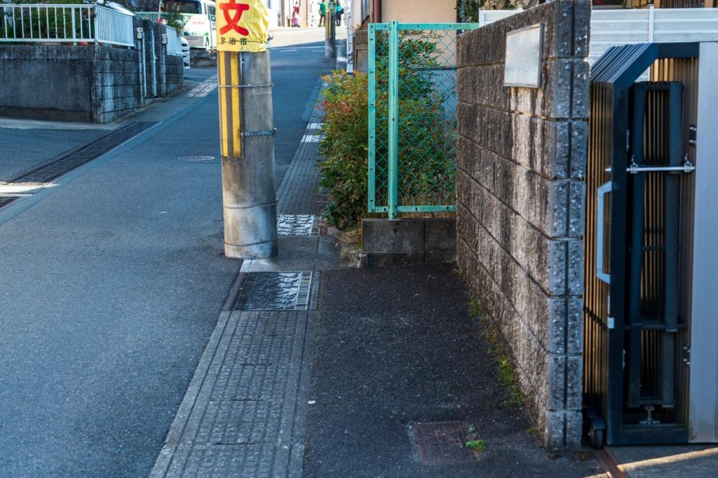 セットバックされた道路と未施工部分。