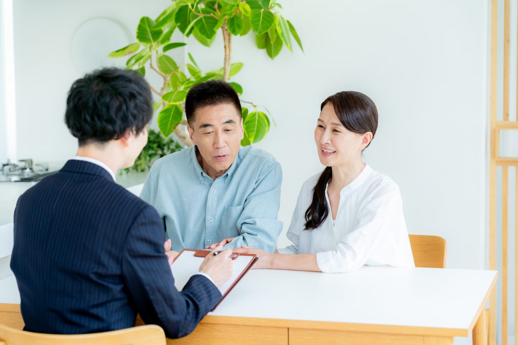 担当者に相談する夫婦