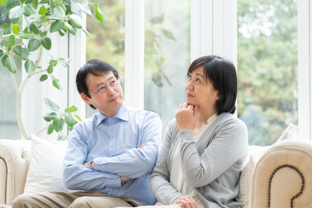 考え事をする夫婦。